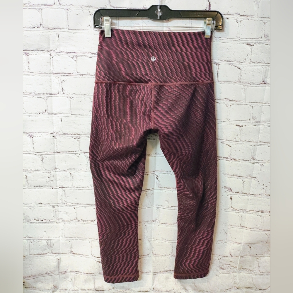 Lululemon Womens Wunder Under Crop III Sz 6 High Rise Maroon Zig Zag Crop Leggin